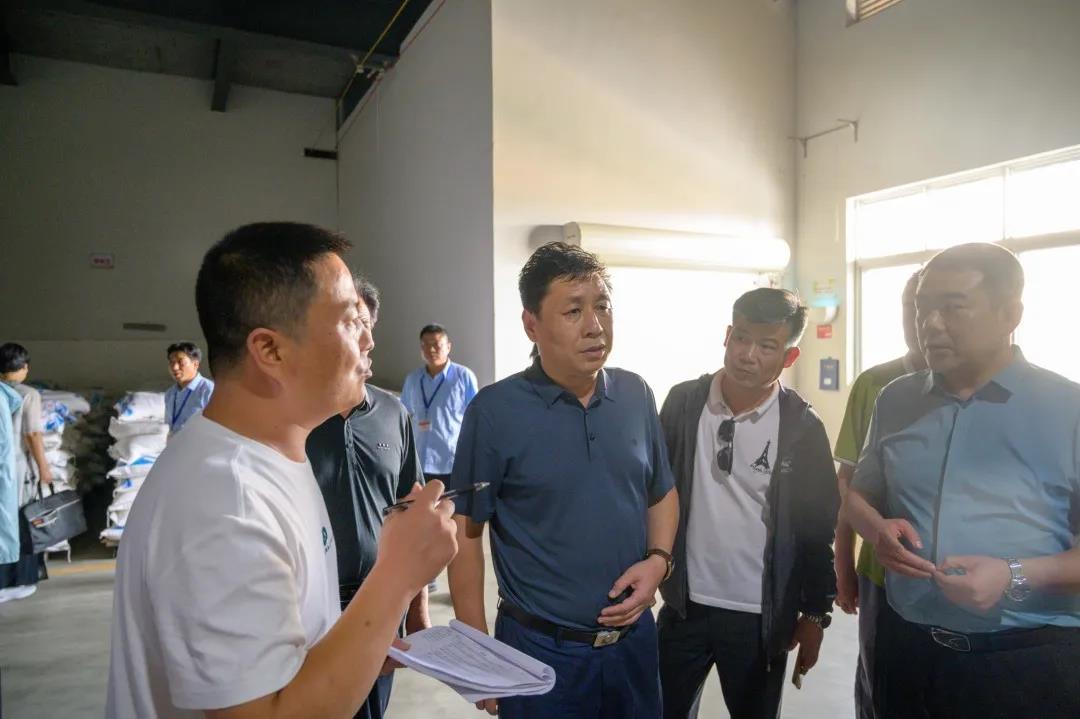 宜阳县市场监视治理局孙治平副局长一行莅临利来国国际最给力的老牌食物开展“食物生产日常监视检查”现场教学活动_利来国国际最给力的老牌