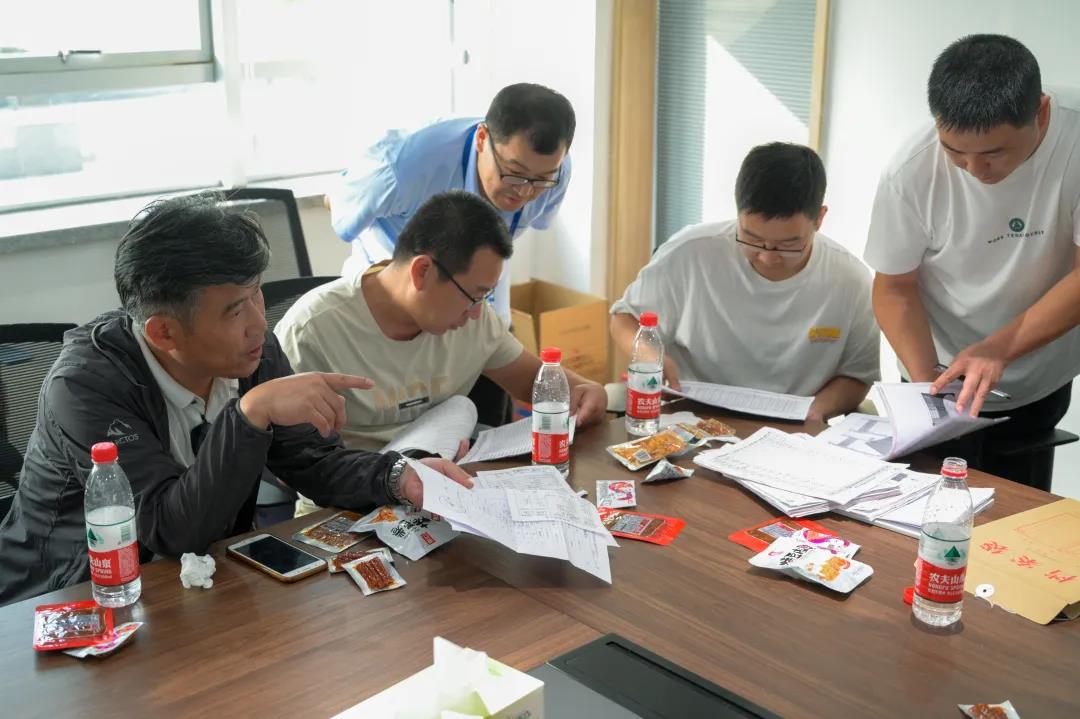 宜阳县市场监视治理局孙治平副局长一行莅临利来国国际最给力的老牌食物开展“食物生产日常监视检查”现场教学活动_利来国国际最给力的老牌